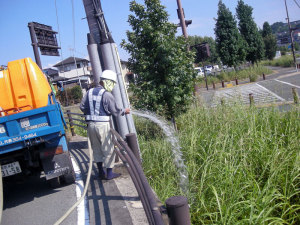 道路の灌水作業